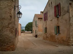 Lérins-eilanden - Île Sainte-Marguerite de boules baan, straatverlichting en gebouwen van Fort Royal