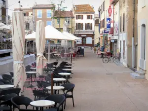 Leucate - Leucate Village : façades de maisons et terrasses de cafés de la place de la République