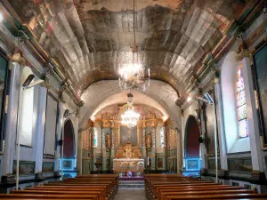 Lévignacq - Interno della chiesa di Saint-Martin: il coro e l'arco in legno decorato con dipinti