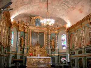 Lévignacq - Interno della chiesa di Saint-Martin: altare, pala d'altare e affreschi del coro
