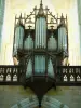 Levroux - Dentro de la iglesia de Saint-Sylvain: caja del órgano y la balaustrada gótica