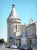 Libourne - Tour du Grand Port y las fachadas de las casas en el puerto Country