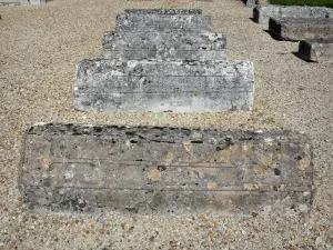 Ligné - Begraafplaats van de Ridders (Tempeliers): grafstenen