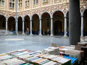 Lille - Vieille Bourse : stand de livres en premier plan, maisons (architecture flamande) et cloître (cour intérieure)