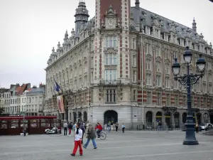 Lille - Industrie- und Handelskammer, Strassenlaterne und Häuser