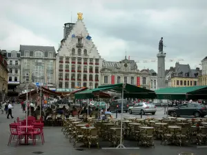 Lille - Terrasses de cafés de la Grand'Place (place du Général de Gaulle), colonne de la Déesse, bâtiment de la Voix du Nord, Grand'Garde (édifice abritant le théâtre du Nord) et maisons