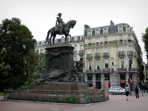 Lille - Ruiterstandbeeld van Algemene Faidherbe en gebouwen in de stad