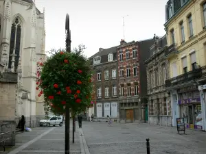 Lille - Kirche Saint-Maurice im gotischen Stil, Blumen und Häuser des Vieux-Lille (Altstadt)