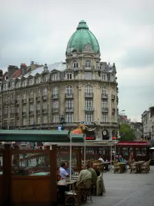 Lille - Terrasses de cafés, immeubles et maisons de la ville