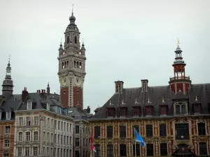 Lille - Vieille Bourse avec son campanile, maisons, et beffroi de la Chambre de Commerce et d'Industrie dominant l'ensemble