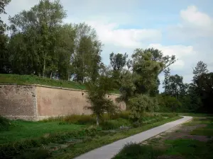 Lille - Befestigungen der Zitadelle, Weg der Stadtmauern und Bäume