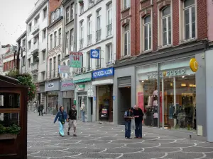 Lille - Häuserfassaden und Geschäfte einer Einkaufsstrasse