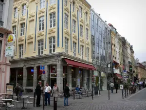 Lille - Façades de maisons, commerces et terrasses de cafés