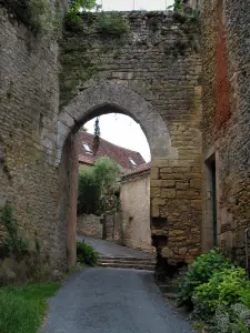 Limeuil - Gateway and houses of the medieval village, in Périgord