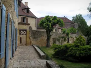 Limeuil - Jardín del ayuntamiento y las casas de la villa medieval (medieval), en el Périgord