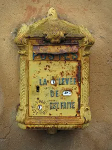 Limeuil - Ancient mailbox, in Périgord