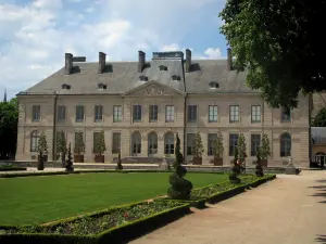 Limoges - El ex palacio episcopal de vivienda el museo municipal del jardín Obispado y el francés (jardines del Obispo)