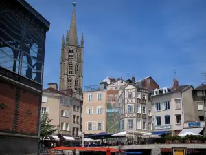Limoges - Salones en el primer plano, la torre de la iglesia de Saint-Michel-des-Lions, falsa fachada, casas y cafés al aire libre en la Plaza de la Motte