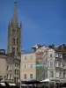 Limoges - Kirchturm der Kirche Saint-Michel-des-Lions, Fassade mit Trompe-l'oeil, Häuser und  Kaffeeterrassen des Platzes Motte