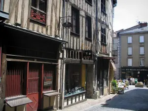 Limoges - Casa tradicional de la Carnicería, en el primer plano y las viejas casas con paredes de madera de la Rue de la Boucherie