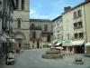 Limoges - Église Saint-Michel-des-Lions et place Saint-Michel avec fontaine, lampadaires, terrasse de café, boutiques et maisons