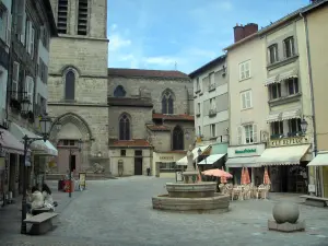 Limoges - Iglesia de Saint-Michel-des-Lions y la plaza de Saint-Michel fuente, farolas, café al aire libre, tiendas y casas