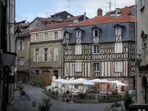 Limoges - Fountain Place-des-Bares café al aire libre con fuente, y las casas