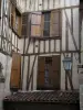 Limoges - Facciata di una casa con pareti di legno con un palo della luce