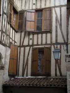 Limoges - Facciata di una casa con pareti di legno con un palo della luce