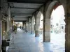 Limoux - Bajo los soportales de la Plaza de la República