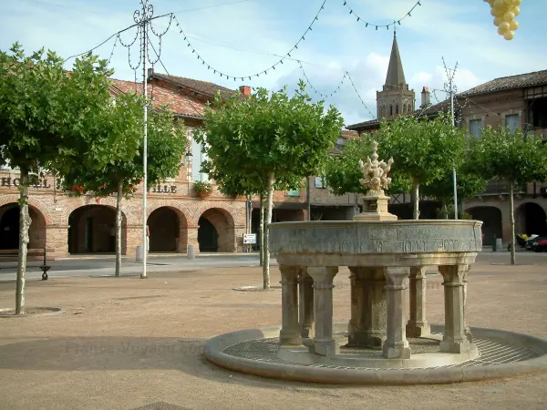 Lisle-sur-Tarn - Plaats de arcades (overdekt plein) met fontein, bomen, City Hall (gemeentehuis) en bakstenen huizen van de ommuurde