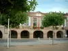 Lisle-sur-Tarn - Posizionare i portici (piazza coperta) con alberi e il municipio (mairie)