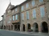 Lisle-sur-Tarn - Case di mattoni al posto dei portici (piazza coperta)