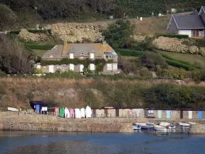 Litoral de Cotentin - Gorras camino: casas vistas al mar (Canal Inglés), los barcos amarrados; paisaje de la península de Cotentin