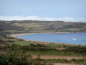 Litorale del Cotentin - Caps strada: Anse Saint-Martin, i campi e il mare (Manica); il paesaggio della penisola del Cotentin