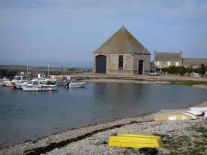 Littoral du Cotentin - Route des Caps : port de Goury (station de sauvetage) ; paysage de la presqu'île du Cotentin