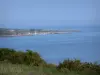 Littoral du Cotentin - Route des Caps : vue sur la mer (la Manche) et la côte bordée de maisons ; paysage de la presqu'île du Cotentin