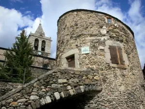 Llivia - Bernat de So turn en klokkentoren van de Notre-Dame-des-Anges