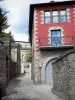 Llivia - Ruelle e la facciata colorata della città
