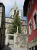 Llivia - Torre campanario de Notre-Dame-des-Anges y colorida fachada de una casa