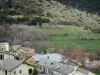 Llo - Blick auf die Dächer des Dorfes und die umliegende Landschaft, im Herzen der Cerdagne (Cerdanya), im Regionalen Naturpark der katalanischen Pyrenäen