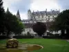 Loches - El jardín público (estanque, césped y árboles), con vistas a la Casa Real, las torres de la iglesia de Saint-Ours (la iglesia) y las casas de la ciudad