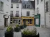 Loches - Blumen in Töpfen und Häuser der Altstadt