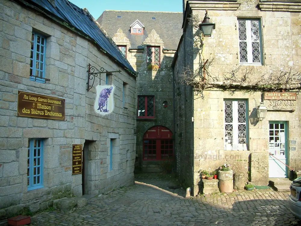 Locronan - Maisons en pierre et sol pavé