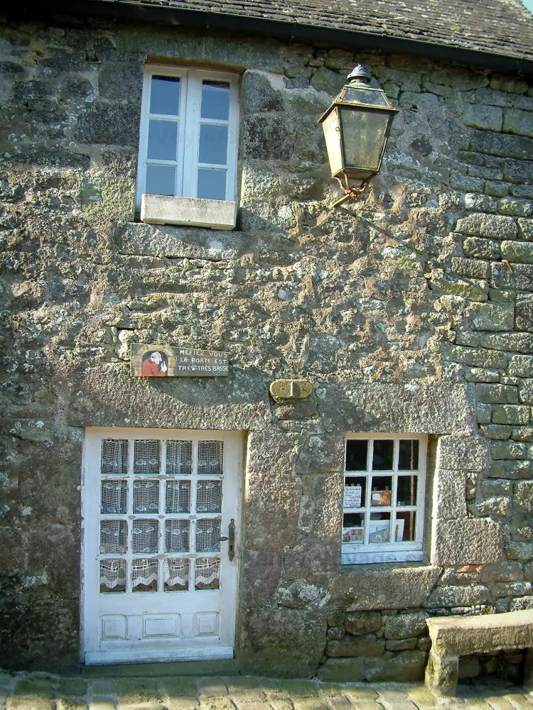 Locronan - Maison en pierre pittoresque avec sa petite porte, son banc et sa lampe