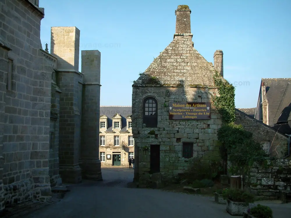 Locronan - Demeures en pierre et partie de l'église