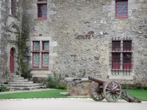 Logis de la Chabotterie - Casa e il cortile con una pistola