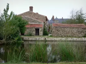 Logis de la Chabotterie - Corpo di acqua, e la casa comune in background
