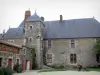 Logis de la Chabotterie manor house - Lodge, outbuildings and main courtyard with a cannon