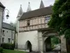 Longpont - Versterkte poort van de abdij met de vloer met houten en torens
